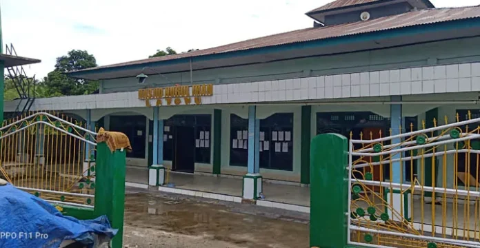 Banjir di Kolut Robohkan Pagar Masjid Desa Latowu