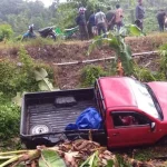 Mobil Hilux di Kolut Terperosok ke jurang, Diduga Akibat Jalan Licin Mobil Hilux di Kolut Terperosok ke jurang, Diduga Akibat Jalan Licin