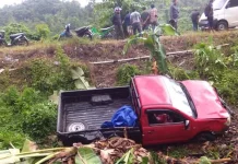 Mobil Hilux di Kolut Terperosok ke jurang, Diduga Akibat Jalan Licin Mobil Hilux di Kolut Terperosok ke jurang, Diduga Akibat Jalan Licin