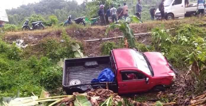 Mobil Hilux di Kolut Terperosok ke jurang, Diduga Akibat Jalan Licin