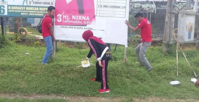 Masa Tenang, Caleg Ini Turunkan Sendiri APK Miliknya