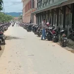 Warga Keluhkan Mahasiswa Stikes Mandala Waluya Parkir di Bahu Jalan Warga Keluhkan Mahasiswa Stikes Mandala Waluya Parkir di Bahu Jalan