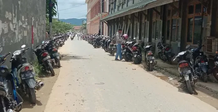 parkir_sembarang Warga Keluhkan Mahasiswa Stikes Mandala Waluya Parkir di Bahu Jalan