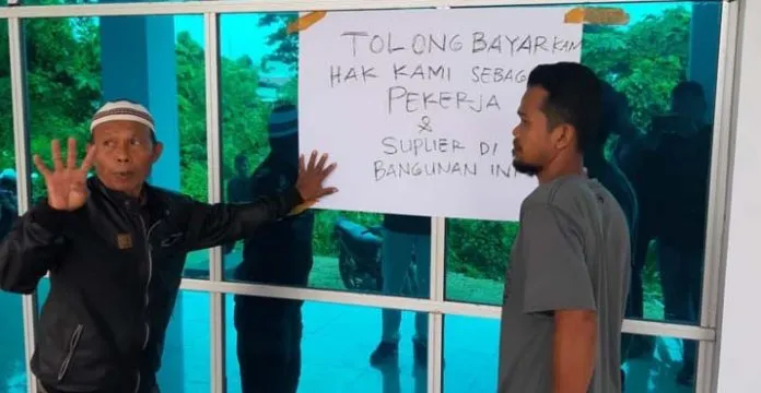 Upah Belum Dibayar, Puluhan Kuli Bangunan Segel Puskesmas Jatiraya