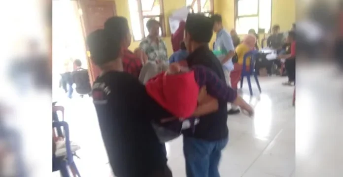 pps_pingsan Ketua dan Satu Anggota PPS di Kolut Pingsan Saat Pleno Terbuka di Kecamatan