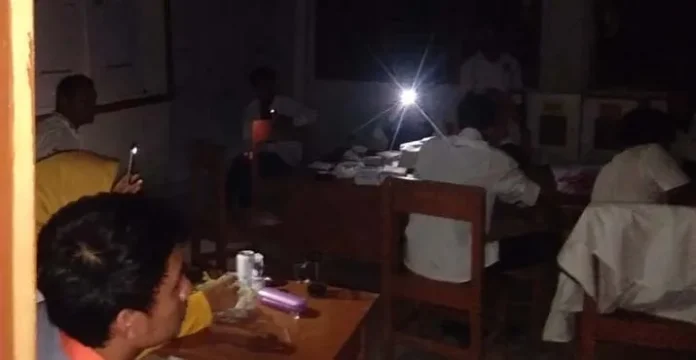 psu_matlamp Listrik Padam, Perhitungan di TPS 15 Mandonga Sempat Terhenti