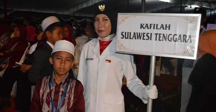 Kisah Guru Honorer di Koltim, Berjalan Kaki 14 Kilometer untuk Bisa Mengajar