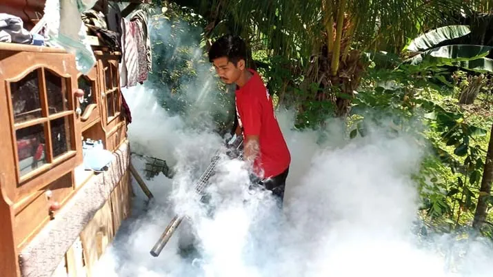Cegah DBD, Relawan Sahabat Nirna Lachmuddin Lakukan Fogging di Baruga