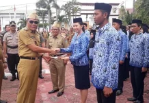 Bupati Kolaka Serahkan SK Pengangkatan 144 ASN Baru Bupati Kolaka Serahkan SK Aparatur Sipil Negara Baru