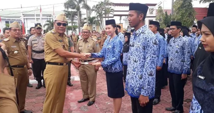 Bupati Kolaka Serahkan SK Aparatur Sipil Negara Baru