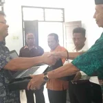 Sumbangan Komite, 10 Unit Laptop Diserahkan ke SMPN 1 Konsel Sumbangan Komite, 10 Unit Laptop Diserahkan ke SMPN 1 Konsel