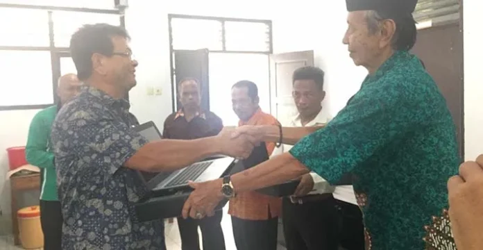 Sumbangan Komite, 10 Unit Laptop Diserahkan ke SMPN 1 Konsel