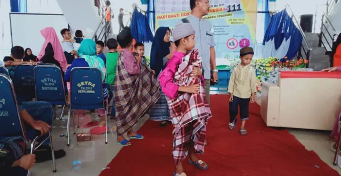 sunat_masal HBDI 111, Ratusan Masyarakat Bombana Jalani Pengobatan Gratis
