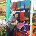 Dipajang di HUT Sultra, Tenun Tradisional Muna Siap Go Internasional