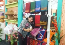 Dipajang di HUT Sultra, Tenun Tradisional Muna Siap Go Internasional
