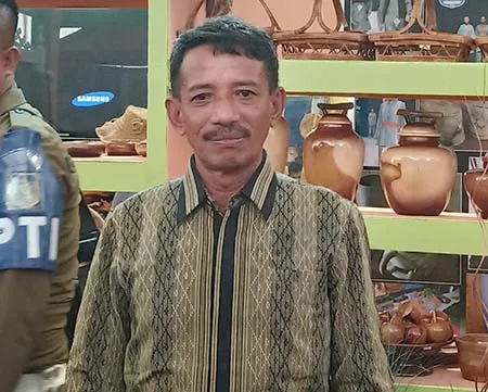 Zainal Wakil Ketua Dewan Kerajinan Nasional Daerah (Dekranasda) kabupaten Muna