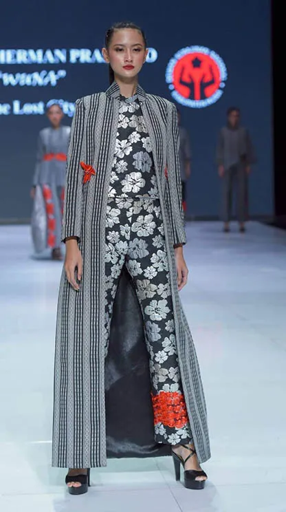 Dipajang di HUT Sultra, Tenun Tradisional Muna Siap Go Internasional 