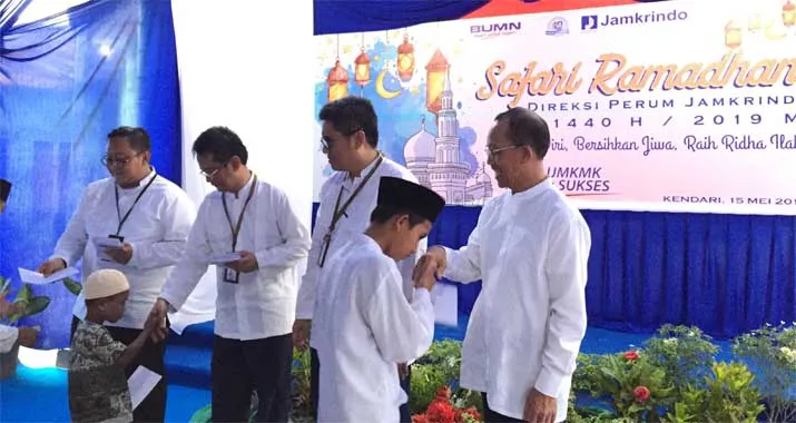 Safari Ramadan di Kendari, Perum Jamkrindo Serahkan Santunan Hingga Bukber Bersama Anak Yatim Piatu