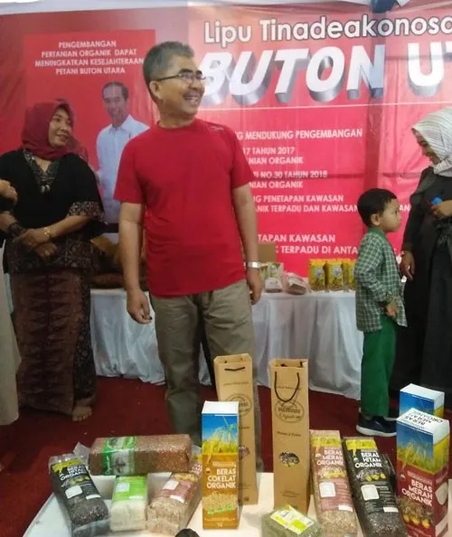 Bupati Abu Hasan meninjau stan pameran di Expo Halo Sultra yang menampilkan produk beras organik pada akhir April 2019.