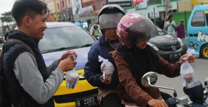 Ratusan Takjil Jurnalis Ludes dalam Hitungan Menit