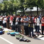 Massa Aksi 22 Mei Salat Duhur Berjamaah di Jalan Depan Starbuck Thamrin Massa Aksi 22 Mei Salat Duhur Berjamaah di Jalan Depan Starbuck Thamrin