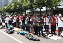 Massa Aksi 22 Mei Salat Duhur Berjamaah di Jalan Depan Starbuck Thamrin Massa Aksi 22 Mei Salat Duhur Berjamaah di Jalan Depan Starbuck Thamrin