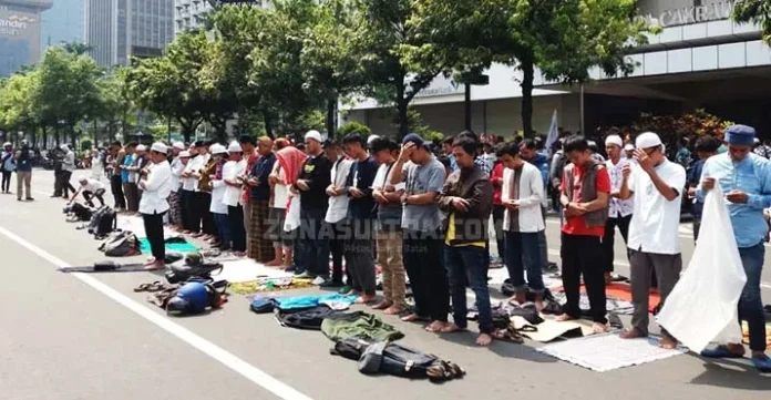 Massa Aksi 22 Mei Salat Duhur Berjamaah di Jalan Depan Starbuck Thamrin