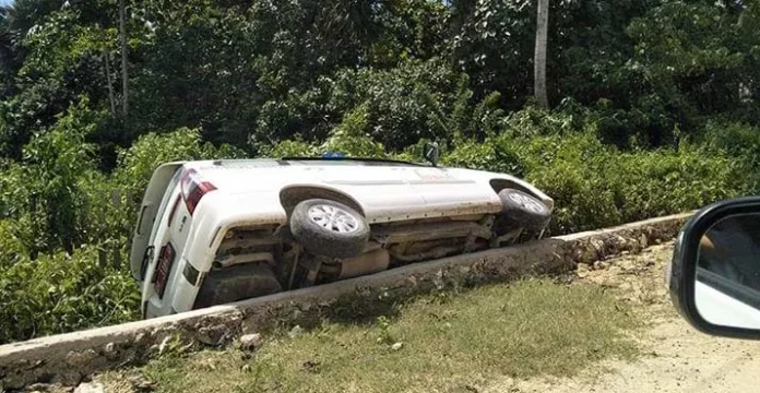 Diduga Sopir Hilang Kendali, Mobil Ambulans Bandara Sugimanuru Terbalik