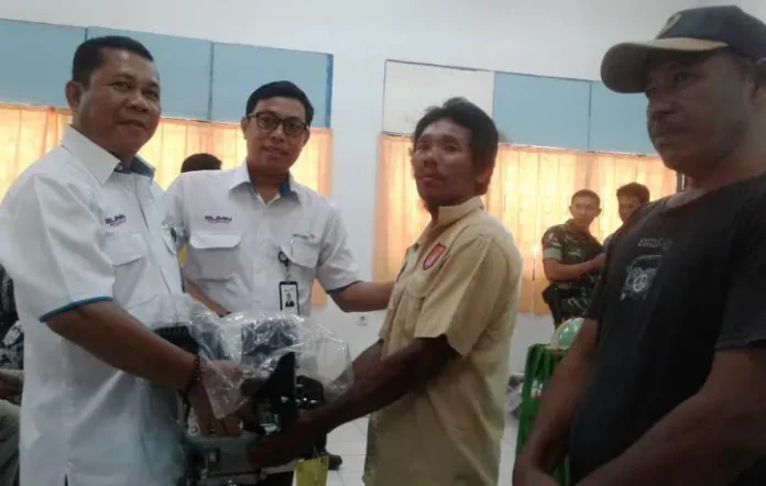 ANTAM Bantu 40 Mesin Perahu ke Nelayan Pomalaa