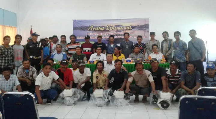 ANTAM Bantu 40 Mesin Perahu ke Nelayan Pomalaa