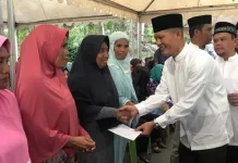 Antam dan Pemda Kolaka Salurkan Bantuan ke Kaum Duafa Antam dan Pemda Kolaka Salurkan Bantuan ke Kaum Duafa