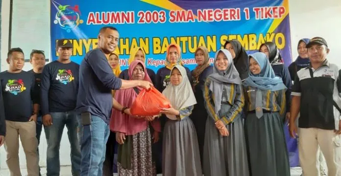 Alumni SMAN 1 Tikep Berbagi Sembako ke Siswa Kurang Mampu