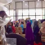 Emak-emak di Kendari Serbu Toko Penjual Bahan Kue Emak-emak di Kendari Serbu Toko Penjual Bahan Kue