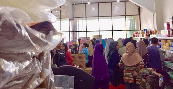 Emak-emak di Kendari Serbu Toko Penjual Bahan Kue