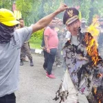 Kecewa, Massa Aksi Bakar Gambar Wali Kota Kendari Kecewa, Masa Aksi Bakar Gambar Wali Kota Kendari