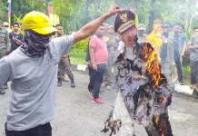 Kecewa, Massa Aksi Bakar Gambar Wali Kota Kendari Kecewa, Masa Aksi Bakar Gambar Wali Kota Kendari