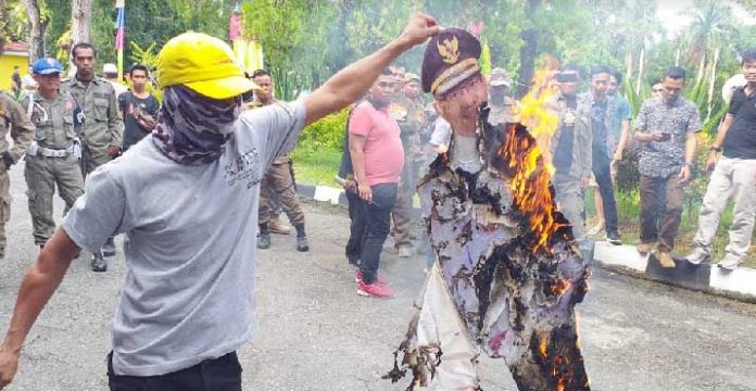 Kecewa, Masa Aksi Bakar Gambar Wali Kota Kendari