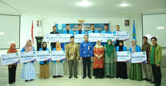 BRI Syariah Beri Beasiswa 12 Mahasiswa IAIN Kendari