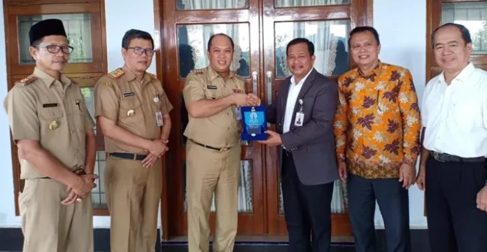 Pemda Konut Salurkan Beasiswa 153 Guru Tidak Tetap