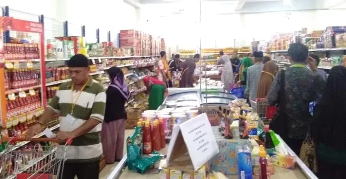 100 Kaum Duafa Kendari Diberi Kesempatan Belanja Gratis