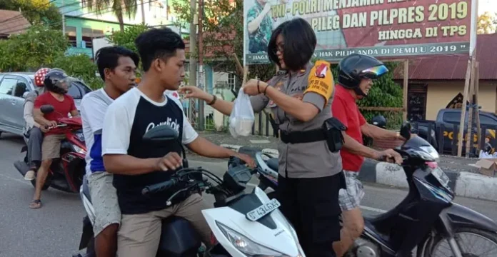 Pemuda Pelber's Berbagi Takjil Bersama Polsek Murhum Baubau