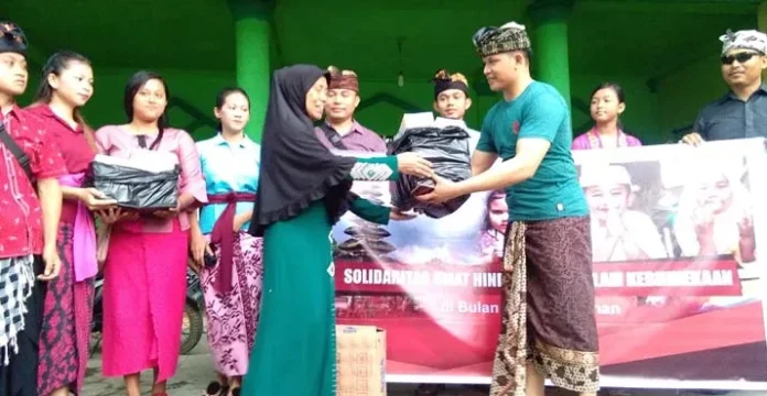 Solidaritas Umat Hindu Sultra Berbagi Takjil ke Umat Islam
