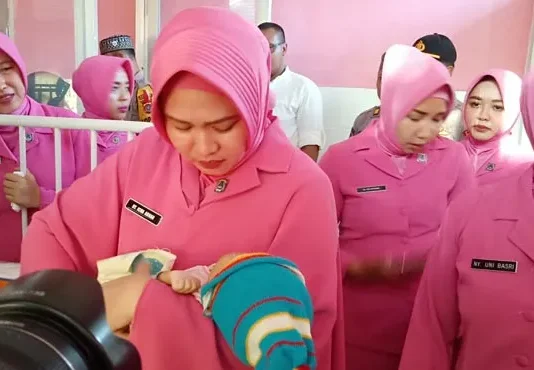 Prihatin, Ketua Bhayangkari Polres Bombana Santuni Dua Bayi di RSUD Prihatin, Ketua Bhayangkari Polres Bombana Santuni Dua Bayi di RSUD