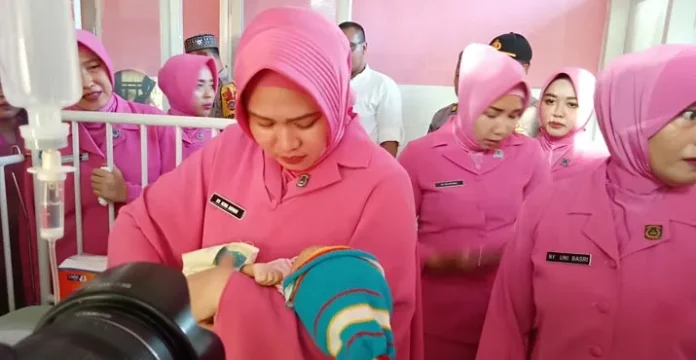 bhayangkari_bombana Prihatin, Ketua Bhayangkari Polres Bombana Santuni Dua Bayi di RSUD