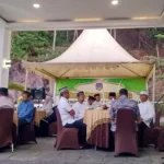 Pemda Kolaka Serahkan 150 Paket Sembako ke Kaum Duafa Pemda Kolaka Serahkan 150 Paket Sembako ke Kaum Duafa