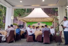 Pemda Kolaka Serahkan 150 Paket Sembako ke Kaum Duafa Pemda Kolaka Serahkan 150 Paket Sembako ke Kaum Duafa