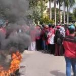 Mahasiswa UMK Demo Desak Pencopotan Kapolri di Mapolda Sultra Mahasiswa UMK Kendari Demo Desak Pencopotan Kapolri di Mapolda Sultra