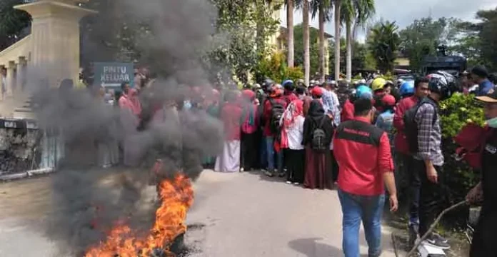demo_umk Mahasiswa UMK Kendari Demo Desak Pencopotan Kapolri di Mapolda Sultra