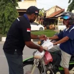 Garda Pemuda Nasdem Sultra Bagi Takjil ke Pengguna Jalan Garda Pemuda Nasdem Sultra Bagi Takjil ke Pengguna Jalan