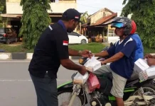 Garda Pemuda Nasdem Sultra Bagi Takjil ke Pengguna Jalan Garda Pemuda Nasdem Sultra Bagi Takjil ke Pengguna Jalan